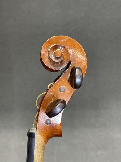 Violon et archet 
portant l' étiquette 