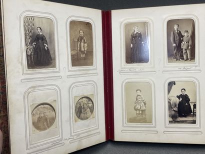 Deux albums de photos de familles ancienne.
8...