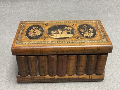 Coffret à souvenir en bois sculpté et marqueté....