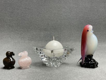 Lot comprenant:
Porte bougie en verre. H....
