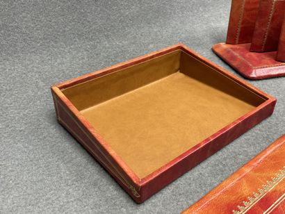 Nécessaire de bureau en cuir. 
Sous main,...