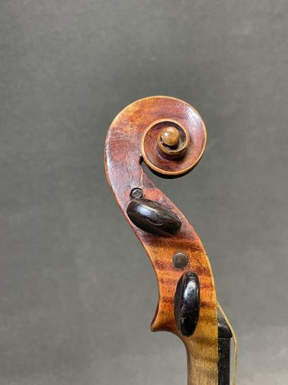 Violon et archet
portant l' étiquette 