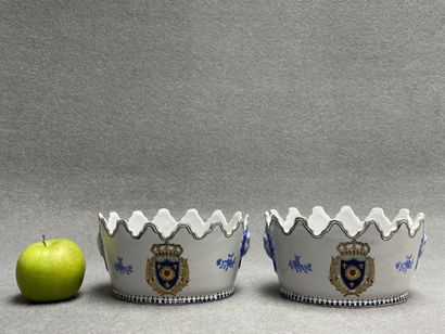 Deux verrières en porcelaine dans le gout...
