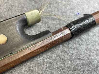 Deux archets de violon:
L. :72,5 cm et 73...