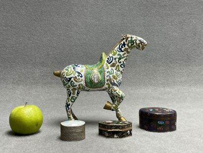 Cheval et deux boites en émaux cloisonnés.
On...