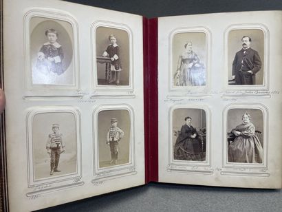 Deux albums de photos de familles ancienne.
8...