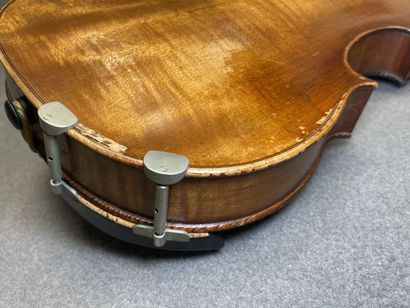 Violon
portant l' étiquette 