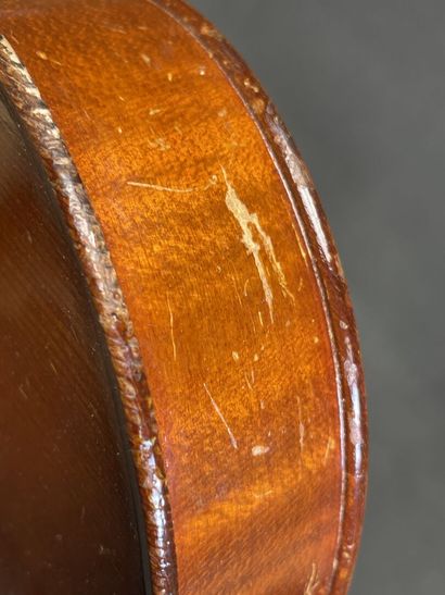 Violon et archet
portant l' étiquette 