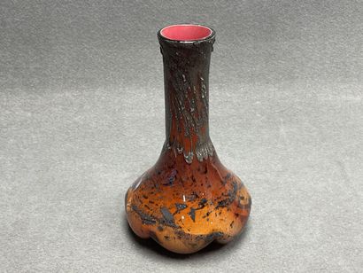 Vase en verre à inclusions. 
H. :27 cm.