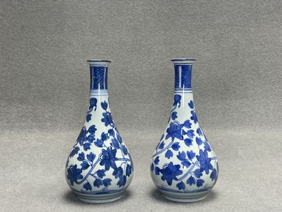 Paire de vases en porcelaine de Chine. 
H....