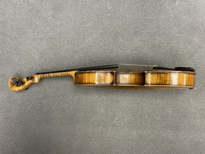 Violon et deux archets
sans étiquette. 
L....
