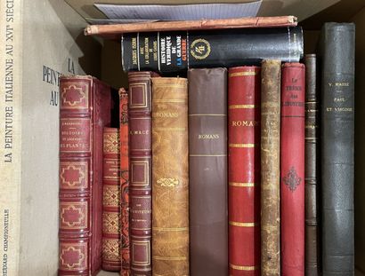 Trois cartons de livres reliés.
