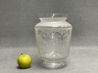LORRAIN FRANCE
Vase en cristal dégagé à l'acide...