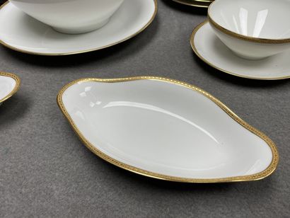 Partie de service de table en porcelaine...