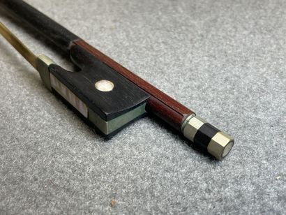 Violon et archet 
portant l' étiquette 