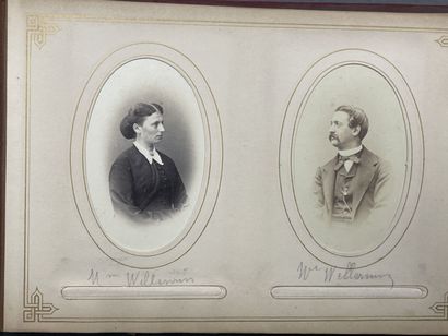 Deux albums de photos de familles ancienne.
8...