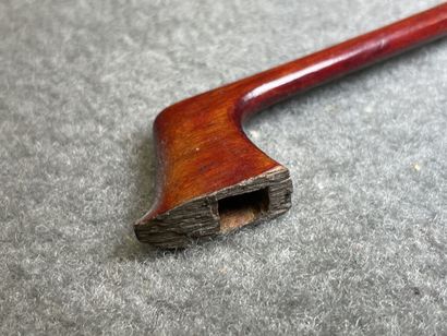 Violon et deux archets
sans étiquette. 
L....