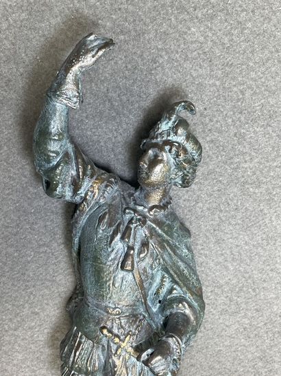 Deux bustes de femme en régule sur socle...