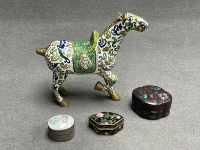 Cheval et deux boites en émaux cloisonnés.
On...