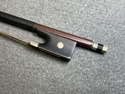 Violon et archet 
portant l' étiquette 