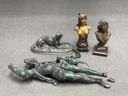 Deux bustes de femme en régule sur socle...