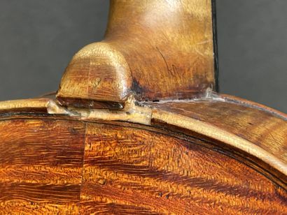 Violon et archet
portant l' étiquette 