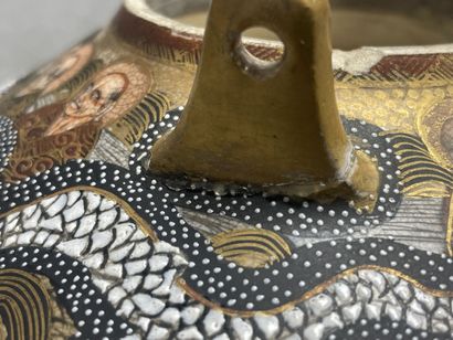 JAPON. 
Théière en faience de Satsuma, couvercle...