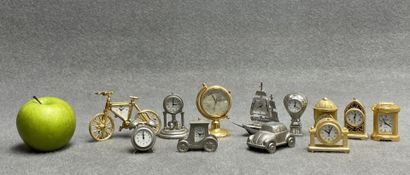 Ensemble de douze pendulettes miniatures
H....
