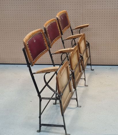 Banc de cinéma, trois places. 
L: 155 cm...