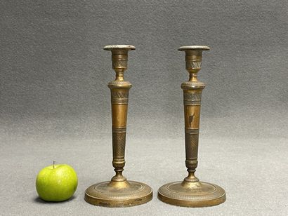 Paire de bougeoirs en bronze. 
Milieu XIX°
H....