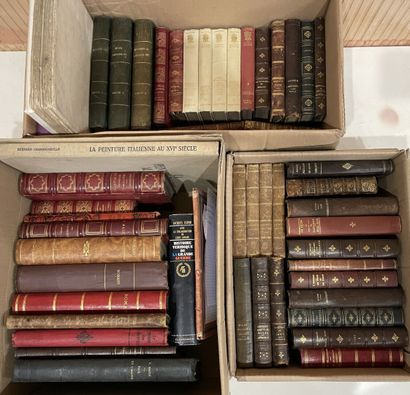 Trois cartons de livres reliés.