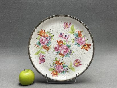 Plat en porcelaine de Paris. 
Cerclage en...