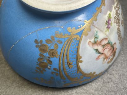SEVRES Grande tasse en porcelaine en bleu...