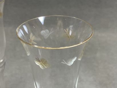 Suite de six flutes à champagne, à décor...