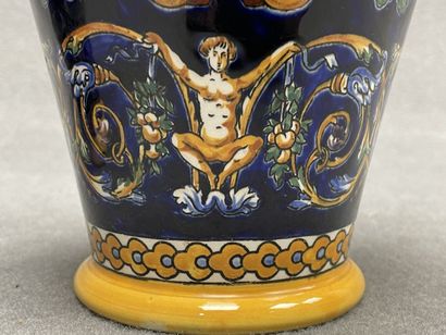 GIEN
Paire de vases à deux anses modèle Renaissance...