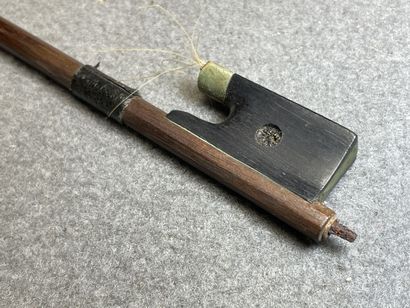 Deux archets de violon:
L. :72,5 cm et 73...