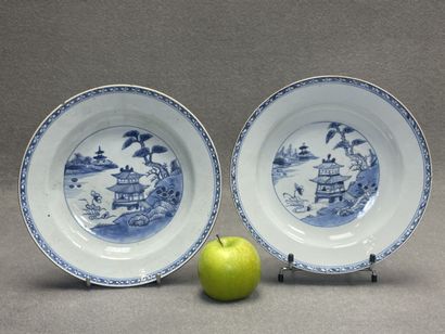 CHINE XVIII°
Paire d'assiettes creuses à...
