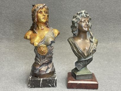 Deux bustes de femme en régule sur socle...