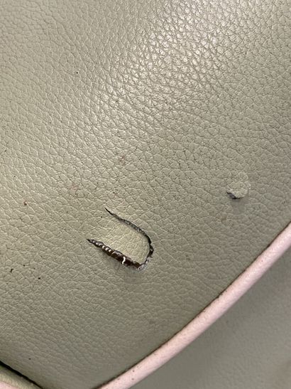 Fauteuil à haut dossier en skaï vert 
H....