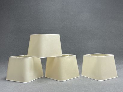 Quatre abat-jour. 
20 x 25 x 25 cm. 
Accident...