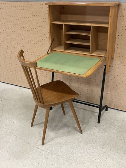 Bureau à abattant et chaise.
Années 1960....