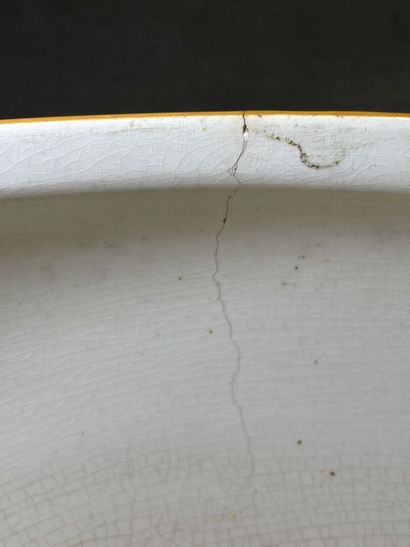 GIEN.
Cache pot, modèle Renaissance sur fond...
