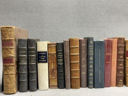 Deux petits cartons de livres reliés, dont...