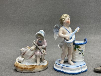Encrier en étain et quatre porte allumettes...