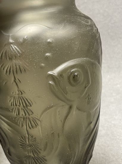 Deux vases en verre fumé moulé d'un décor...