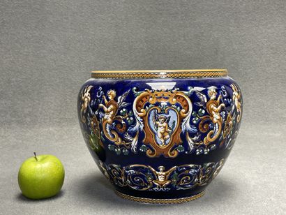 GIEN.
Cache pot, modèle Renaissance sur fond...