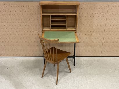 Bureau à abattant et chaise.
Années 1960....