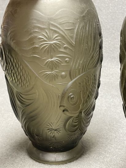 Deux vases en verre fumé moulé d'un décor...