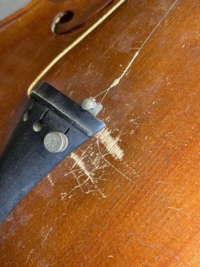 Violon et archet 
portant l' étiquette 