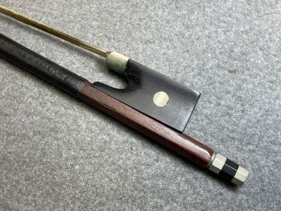 Violon et archet 
portant l' étiquette 